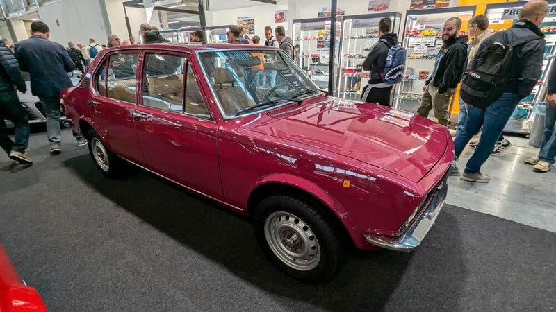 Wer nicht nur eine Alfetta sucht, sondern eine solche in einem ausgefallenen Farbton wie hier in „Prugna“, auch der wird auf Europas größter Oldtimermesse fündig. (Bild: Dominsky )