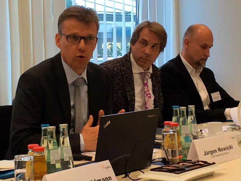 Der neugewählte Sprecher der AGAB Jürgen Nowicki (links; Sprecher der Geschäftsleitung Linde AG Engineering Division) sieht den Ausbau des Risikomanagements als wichtiges Instrument, um im internationalen Business in Zukunft erfolgreich zu sein. (PROCESS)