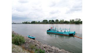 Mit der schwimmenden Müllfalle verfolgt der Kölner Verein Krake ein innovatives Konzept gegen den Plastikmüll im Rhein. Auch igus unterstützt dieses Projekt und verfolgt das Ziel, die Kreislaufwirtschaft für Kunststoffe voranzutreiben.  (Bild: igus GmbH)