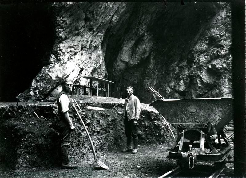 Ausgrabungen am Eingang der Hohlenstein-Stadel Höhle im Jahr 1937; in diesem Jahr wurde der Neandertalerknochen entdeckt.  (Photo Museum Ulm)