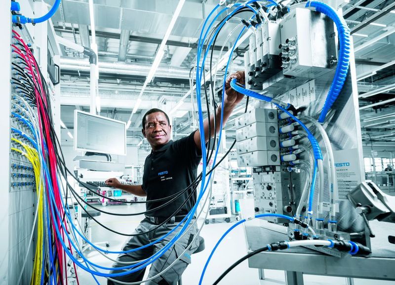 Kundenindividuelle Lösung: Schaltschrankbau in der Technologiefabrik. (Bild: Festo)