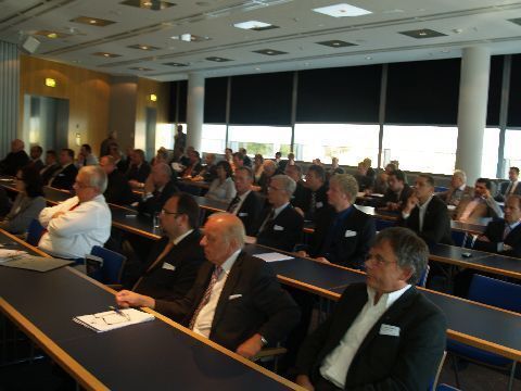 Einige leere Stühle im Forum B – Thiede setzte das Bild mit den ansteigenden Insolvenzen im Autohandel gleich. (Archiv: Vogel Business Media)