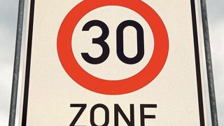 Bonn und Dortmund nehmen Schwung raus: in NOx-Problem-Straßen gilt künftig Tempo 30. (gemeinfrei)