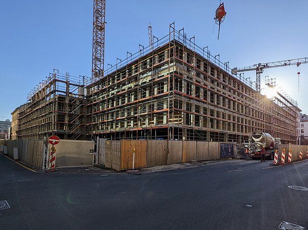 Eigentlich sollte der Neubau für den Deutschen Bundestag in der Berliner Schadowstraße 2022 fertiggestellt werden. Nun soll es im Jahr 2025 so weit sein. Unter anderem gestaltete sich der Abbruch der vorigen Bebauung aufwendiger als gedacht. Damit stiegen auch die Kosten: Statt den ursprünglich geplanten 41 Millionen Euro sind nun 121 Millionen im Bundeshaushalt einkalkuliert. (Quelle: BdSt) (Philipp Behm)