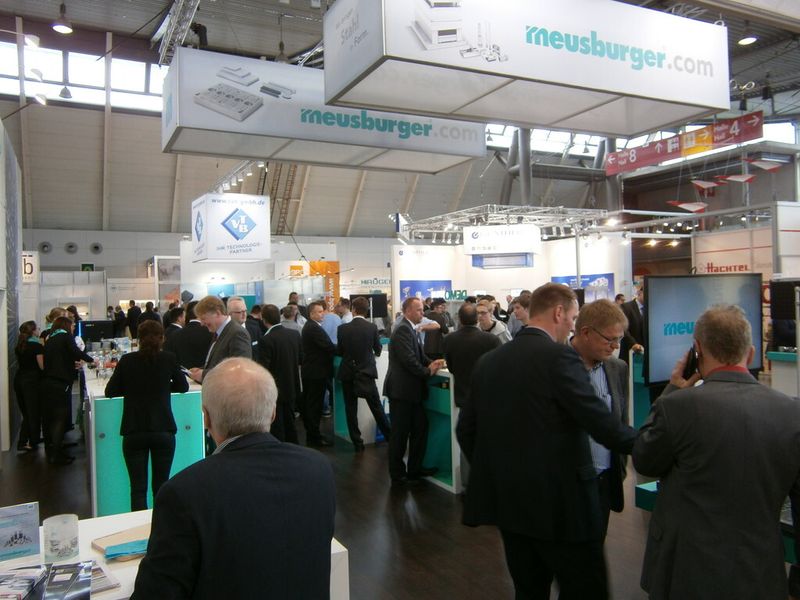 Und ab hier erleben Sie immer wieder, was es sonst noch so auf der Premiere der Moulding Expo zu erleben gab. Mit dabei sind ein Trabi, ein BMW i8, diverser Boliden der Formula Student, ein Rennsimulator, Bauteile, Werkzeugmaschinen und vieles Mehr...die Moulding Expo hat gemäß den Aussagen der Initiatoren ihr Versprechen erfüllt, der Branche eine neue, optimierte Präsentationsplattform zu bieten. (Bild: Königsreuther)