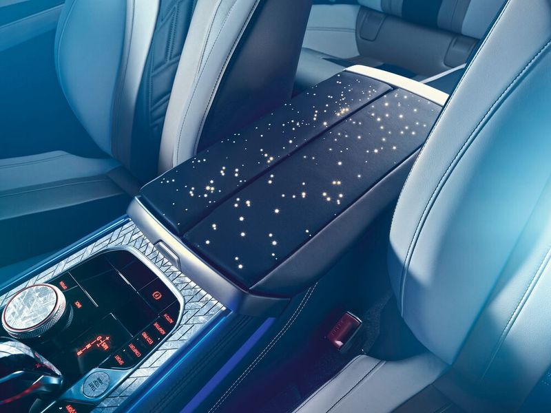 Bild 3: Durchleuchtetes Material in der Armauflage des BMW Individual M850i xDrive Coupé Night Sky. (Bild: BMW)