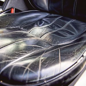 Wie ein gutes, altes, englisches Sofa: Der Fahrersitz trägt die Spuren der Zeit – oder besser gesagt Kilometer – mit Würde.(Bild:  Presse, PR, Social Media)