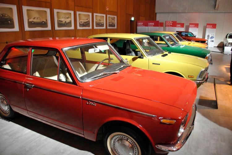 Typisch für Toyota war schon immer die Modellvielfalt, wie die Ahnenreihe des Corolla zeigt: Ab 1966 baute der Hersteller ihn als zwei- und viertürige Limousine, als dreitürigen Kombi und als Fließheck-Coupé. (Bild: Dominsky)