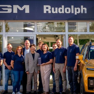 BU: Das Autohaus Rudolph in Saalfeld ist einer von mehreren neuen KGM-Partnern in Deutschland. Zum Start mit dabei: KGM-Deutschlandchef BK Lee und Autohaus-Geschäftsführerin Anka-Beate Rudolph (Mitte). (Bild: KGM)