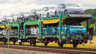 Im März wurden deutlich mehr Neuwagen an Kunden ausgeliefert und zugelassen. Der Auftragsbestand entwickelt sich nach Angaben von Herstellern und Importeuren jedoch rückläufig. (Bild: Volkswagen AG)