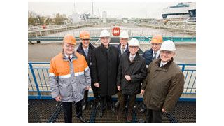 Bei der Besichtigung der Klärbecken: (v.l.) Detlef Grenz, Betriebsleiter Currenta Umwelt, Thomas Müller, Geschäftsfeldsegment-Leiter bei Currenta Umwelt, Currenta-Geschäftsführer Dr. Joachim Waldi, Chempark-Leiter Dr. Ernst Grigat, Georg Wulf, Wupperverband, Dr. Fritz Bremer, Currenta-Umwelt-Berater, Dr. Walter Leidinger, Leiter des Chempark Dormagen und Leiter Geschäftsfeld Umwelt  (Bild: Currenta)