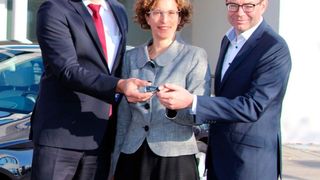 Schlüsselübergabe: (v. li.) Uwe Bekel (Daimler-Niederlassung Augsburg), Petra Brandl (Kfz-Innung Schwaben) und Peter Schäfer (Autohaus Schäfer + Waibl).  (Kfz-Innung)