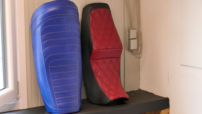 In der hauseigenen Sattlerei lassen Biker auch ihre Sitzbänke aufbereiten. (Bild: Wenz - VCG)