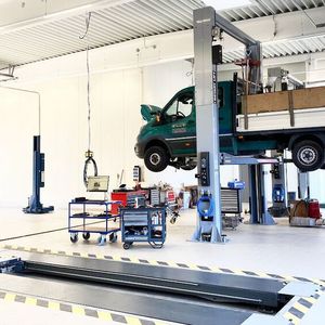 In der Werkstatt stehen sechs Arbeitsplätze zur Verfügung.(Bild:  Autohaus Häufle & Lundt)