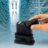 Weniger Kosten für Lager und Logistik durch weniger Varianten – dies ermöglichen die neuen Industriesteckverbinder aus Kunststoff durch Kabelverschraubungen mit schrägem Bajonettverschluss. (Bild: Phoenix Contact)