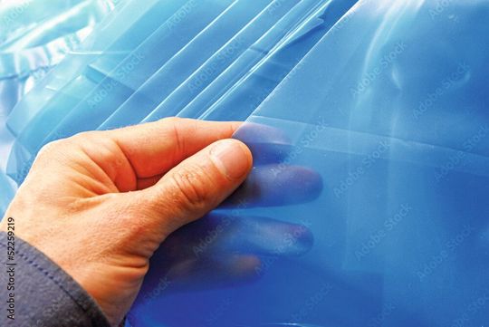 Technisch gesehen ist Korrosion die Reaktion eines Werkstoffs mit seiner Umgebung. Die richtige Transportverpackung hilft, das zu vermeiden. Technisch gesehen ist Korrosion die Reaktion eines Werkstoffs mit seiner Umgebung. Die richtige Transportverpackung hilft, das zu vermeiden.