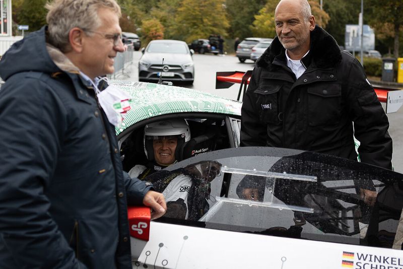 Schaeffler Paravan CEO Roland Arnold (links), Formel-1-Weltmeister Nico Rosberg und Eckardt Döhrer (rechts), Geschäftsführer der TRE GmbH, bei der Testfahrt auf dem Nürburgring. (Schaeffler Paravan)