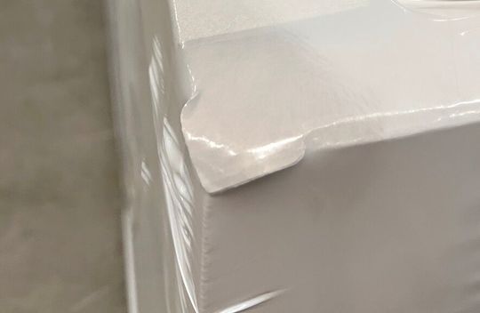 Die weitgehend reißfeste „weiche Ecke“ von Smurfit Westrock macht Stretchfolie künftig effizienter und nachhaltiger, weil sie einfach, aber effektiv das Einreißen der Stretchfolie verhindert.(Bild:  Pöppelmann)