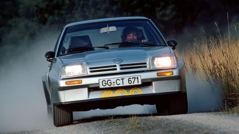1981 kam der Manta 400 auf den Markt. Er war der Nachfolger des erfolgreichen Rallye-Fahrzeugs Ascona 400, mit dem Walter Röhrl 1982 Fahrer-Weltmeister geworden war. Der Manta 400 war eigentlich ein reines Wettbewerbsfahrzeug, das wegen des motorsportlichen Reglements der damaligen Gruppe B aber in einer Stückzahl von mindestens 200 Fahrzeugen hergestellt werden musste. Er besitzt einen 2,4-Liter-Motor mit Leichtmetallzylinderkopf und vier Ventilen pro Zylinder. Serienmäßig leistet der 960 kg schwere Rallyewagen 106 kW (144 PS), je nach Ausbaustufe sind es bis zu 200 kW (272 PS) sein. Bis 1984 entstanden 245 Exemplare des Manta 400. Zur Wahl stand dem Käufer die sogenannte schmale Karosserie oder die Rallye-Breitbauversion mit breiteren GFK-Kotflügeln vorn und Kotflügelverbreiterungen ebenfalls aus GFK an den hinteren Radläufen. (Bild: Opel)
