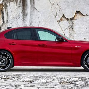 Der lange Radstand und die kurzen Überhänge unterstützen die zeitlose Eleganz des Viertürers.(Bild:  Alfa Romeo/Stellantis)