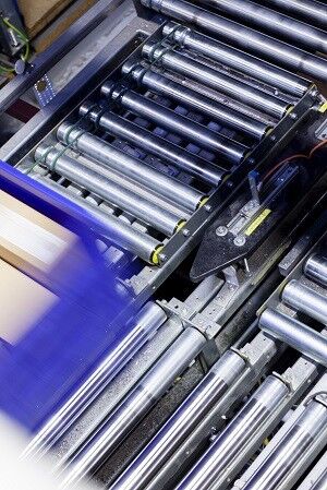 Internationale Firmen wie Villeroy & Boch vertrauen der Interroll 24-V-Technologie (Bild: Interroll)