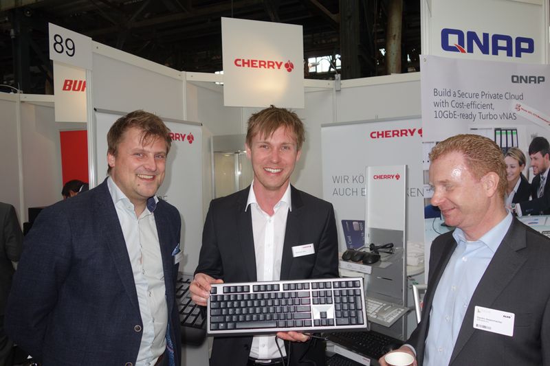 (v. l.) Jesper Björn Frandsen und Matthias Völkl, Cherry, zeigten Sandro Assenmacher, SoftExpress, die schnellste Tastatur. (Bild: IT-BUSINESS)