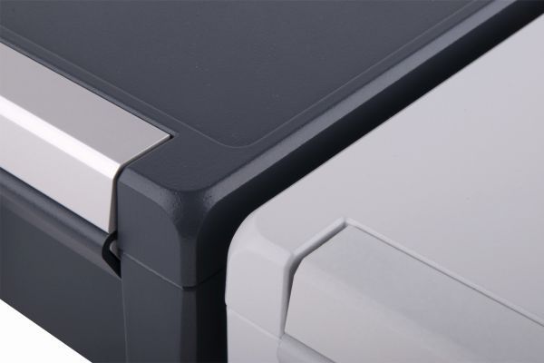 Bild 2: Die Aluminiumdruckgussgehäuse, die standardmäßig über geschäumte PU-Dichtungen und damit über die Schutzart IP 66/IP67/IP69 verfügen, sind mit einer Pulverlackierung in den Farben Lichtgrau und Graphitgrau erhältlich. (Bild: Bopla)