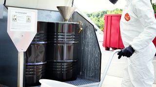 Der Schutzanzug Tychem 4000 S von Dupont soll gegen Chemikalien wie Phenol, Ethanol und Methanol eine perfekte Schutzbarriere bilden. (Bild: Dupont)