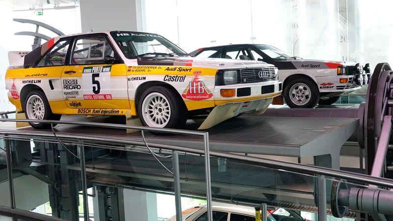 Aktuell drehen unterschiedliche Rennsportfahrzeuge ihre unermüdlichen Runden auf dem Paternoster, der sich über sämtliche drei Etagen des Museums erstreckt. (Bild: Dominsky – VCG)