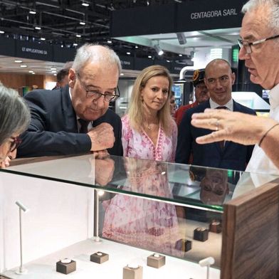 En visite officielle, le Président de la Confédération Guy Parmelin et la Conseillère d'État Delphine Bachmann ont tenu à saluer l'excellence et l'importance des industries de haute précision. (Source : EPHJ)