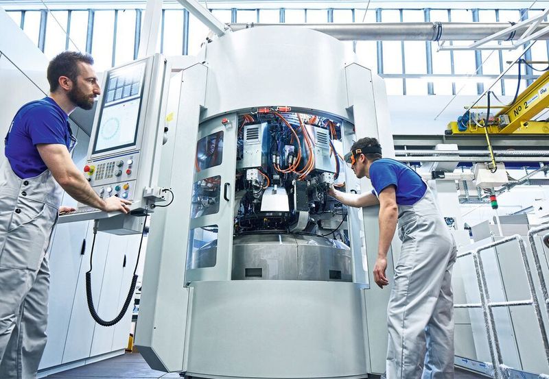 Chinas Nachfrage nach Schweizer Maschinen wächst weiter. In den ersten sechs Monaten 2018 exportierten Schweizer Unternehmen der Maschinenbranche 10,2 Prozent mehr nach China und Hongkong im Vergleich zur ersten Jahreshälfte 2017. (Mikron)