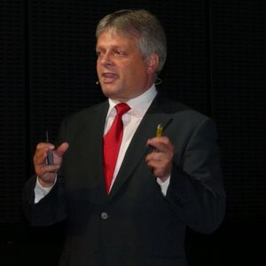 „Der Automobilbereich ist der erste CFK-Anwendungsmarkt, bei dem eine effiziente Serienfertigung umgesetzt werden muss“, sagte Dr. Hubert Jäger, Leiter der Konzernforschung des Faserherstellers SGL Carbon.