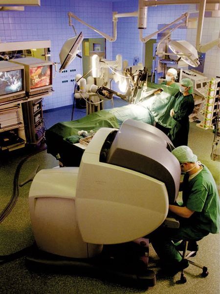 Bild 1: Beim da-Vinci-System sitzt der Chirurg an einer Konsole und steuert per mehrachsigem Joystick die Instrumente. (Archiv: Vogel Business Media)