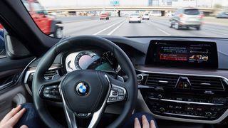 In autonom fahrenden Autos müssen mehr und mehr Daten übertragen werden - künftig wohl auf neuen Wegen. (BMW)