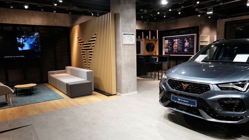 Die Lounge-artige Einrichtung soll die Passanten zum Verweilen einladen. (Bild: Hahn Automobile)