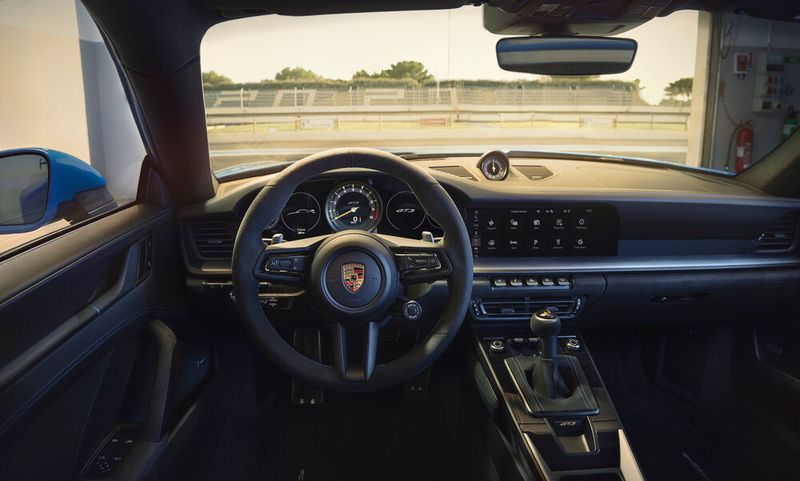 Die auf dem Armaturenbrett sitzende Uhr ist bei allen Varianten verbaut. (Bild: Auto-Medienportal.Net/Porsche)