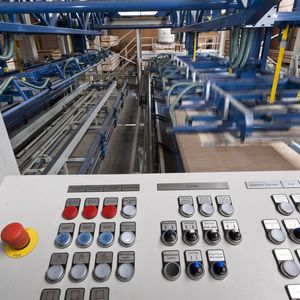 Zum erfolgreich mit SmartWire-DT umgesetzten Projekt bei Minda, Spezialist für die Entwicklung von Pressenanlagen zur Produktion von Brettschichtholz, kommentiert der Verantwortliche Kurt Hanke: „Insgesamt senken wir Arbeitszeiten gleichwie Kosten und reduzieren die Durchlaufzeiten der Projekte.“