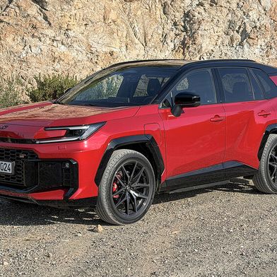 Der Toyota RAV4 der 6. Generation (hier die Version GR Sport) fällt von außen vor allem durch seine neue Front auf. Die Maße sind gegenüber dem Vorgänger gleich geblieben. (Bild: Schmidt - VCG)