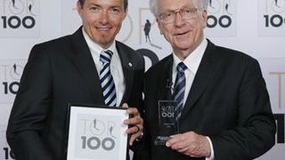 Christoph Ludin nimmt Top-100-Auszeichung für Simon Hegele von Lothar Späth entgegen. Bild: Simon Hegele (Archiv: Vogel Business Media)