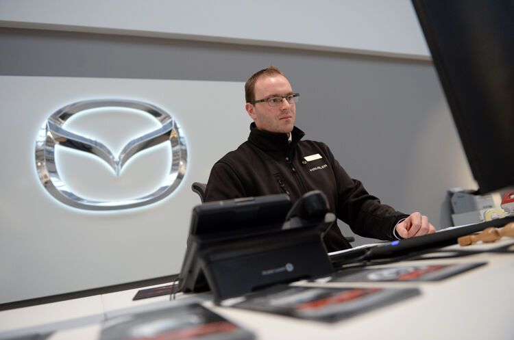 Im Autohaus Häusler sitzen die Serviceberater an der Annahmetheke. (Foto: Gebert)
