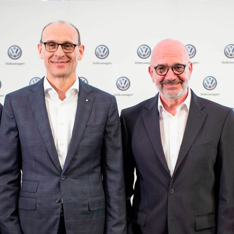 Ralf Brandstätter (li.), CEO der Marke Volkswagen, und Gesamtbetriebsratschef Bernd Osterloh stimmten die Belegschaft auf einen noch härteren Sparkurs ein.