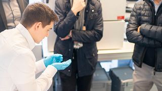 Über 20 potenzielle Katalysatoren konnten die Forschenden des Leuchtstoffwerkes und der Ruhr-Universität Bochum synthetisieren. (v.l.): Kai junge Puring, Dennis Blaudszun, Sven Rösler und Kai Wagner (Bild: Fraunhofer Umsicht)