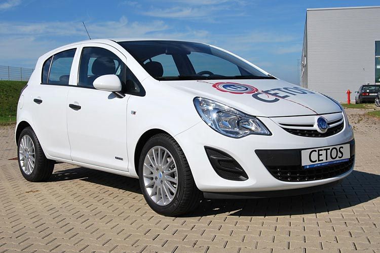 Von German E-Cars stammt der Cetos. Das Fahrzeug basiert auf einem Opel Corsa. Die maximale Leistung beträgt 82 kW, die Höchstgeschwindigkeit ist elektronisch auf 130 km/h begrenzt. Die Reichweite gibt der Hersteller mit 120 Kilometern an, die Ladezeit an einer 230-Volt-Steckdose beträgt bis zu acht Stunden. Der Grundpreis beträgt 36.750,00 Euro – darin enthalten sind unter anderem Servolenkung, ABS, CD-Radio und Alufelgen. (Foto: German E-Cars)