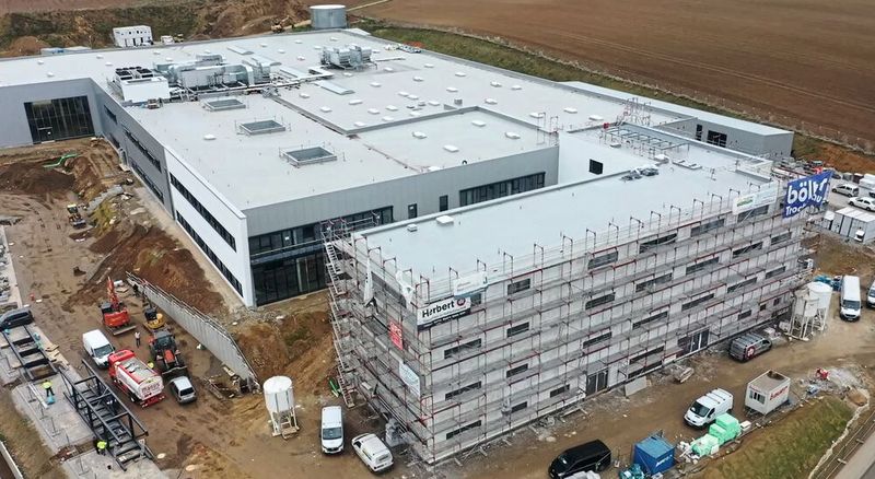 Trotz der aktuellen Herausforderungen und schwierigen konjunkturellen Lage investiert Datron rund 40 Millionen Euro in einen neuen Technik-Komplex am Stammsitz des Unternehmens. Dies sei ein klares Bekenntnis zum Standort Deutschland. (Bild: Datron)