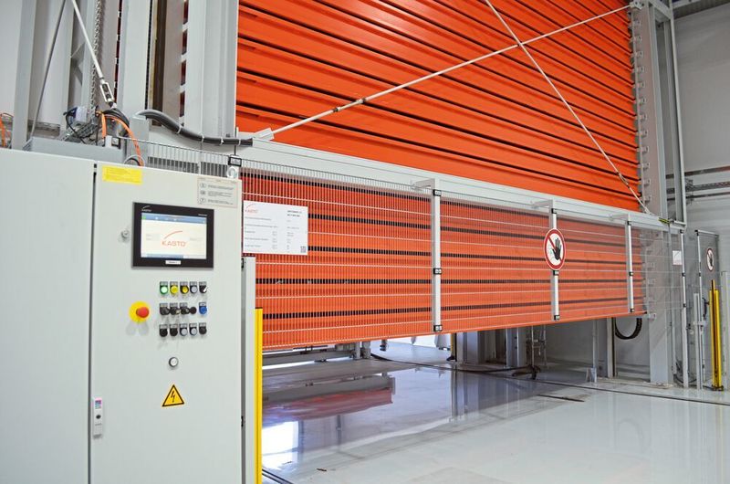 Das Kasto-Lagersystem Unitower bei Microart kann 100 Kassetten aufnehmen, die Platz für Materialien mit einer Maximallänge von 6,5 m bieten. (Kasto)
