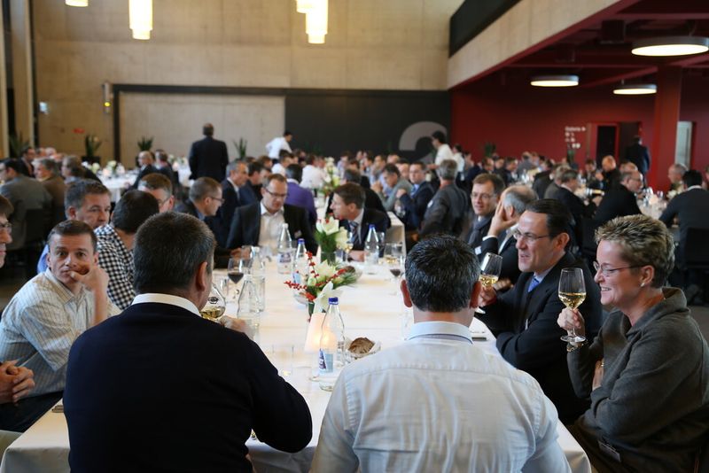 Gute Gespräche während eines feinen Essens gehörten ebenfalls zum SMM Kongress. (Bild: Matthias Böhm)