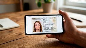 Wer sich einen Personalausweis-Zwilling auf die geplante App im Handy lädt, die derzeit noch entwickelt wird, soll sich damit problemlos gegenüber Behörden oder Dienstleistern im Netz ausweisen können (Symbolbild). (Bild: Gemini / KI-generiert)