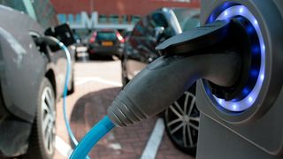 Wissenschaftler forschen an E-Auto-Batterien, die trotz vieler Ladevorgänge lange halten. (©estations - stock.adobe.com)