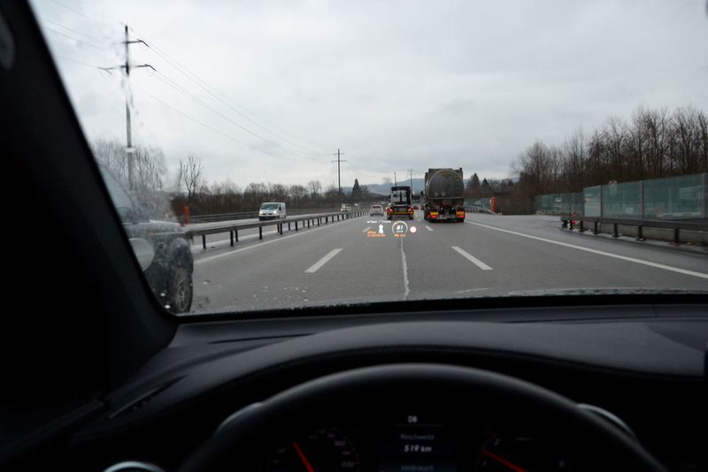 Stetig das Head-up-Display im Visier lautete das Ziel im Navigationssystem Genf. (Michel / »kfz-betrieb«)
