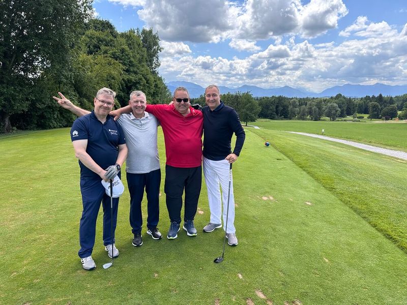 Auf ein gutes Spiel, (v. l.) Sören Kohberg (Concat), Helmut Siegert (TD Synnex), Alexander Schmitt (Data Care Systeme) und Tilo Beisiegel (teccle group). (Bild: Vogel IT-Medien)